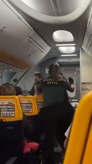 Dos agentes de la Guardia Civil heridos al detener a una luchadora de MMA en un avión de Gran Canaria