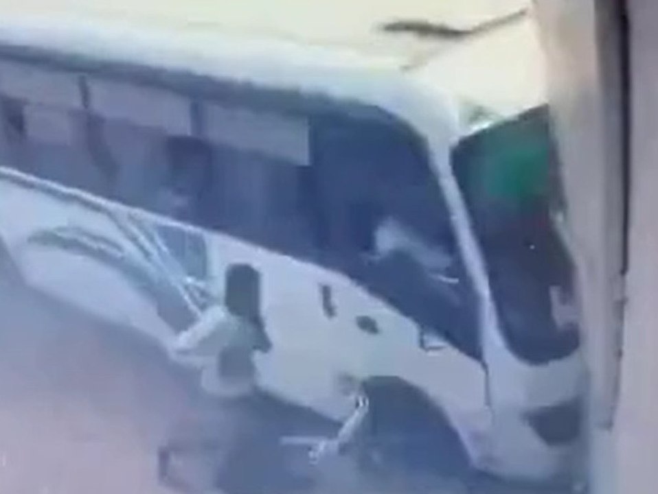 Bus kracht in Hauswand: Mann springt in letzter Sekunde weg