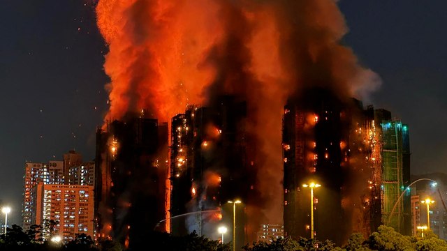Impresionante incendio en Hong Kong: llamas arrasan edificios y dejan varias víctimas