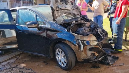 Peugeot 208 pega fogo ao sair da garagem no Centro de Cascavel