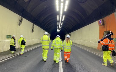 What happens when the Hindhead Tunnel closes overnight?