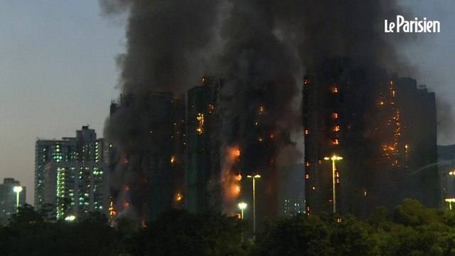Hongkong : un immense incendie ravage plusieurs tours résidentielles