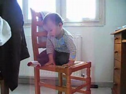 Gauthier monte tout seul sur une chaise