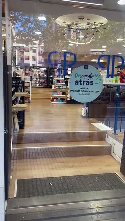 Un hombre encapuchado roba en Zaragoza con un alunizaje y deja su  sangre en el escaparate