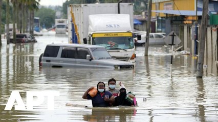 Thousands Flee as Knee-Deep Floods Submerge Malaysian Towns in Worsening Crisis | APT