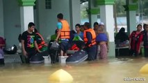 Inondazioni in Thailandia, i soccorsi in barca e in elicottero
