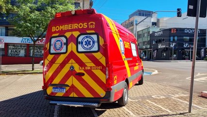 Mulher fica ferida ao se envolver em acidente na ciclovia da Avenida Brasil