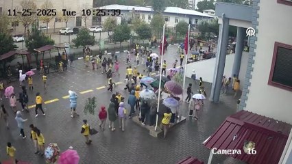 OGRENCILERIN ATATURK BUSTUNU YAGMURDAN KORUMAYA CALISMASI KAMERADA