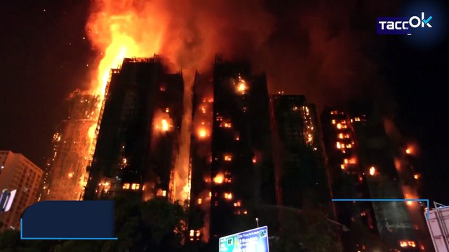 Un colosal incendio devora varios rascacielos y deja al menos 12 muertos en Hong Kong