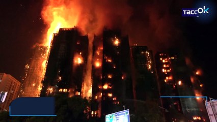 Un colosal incendio devora varios rascacielos y deja al menos 12 muertos en Hong Kong