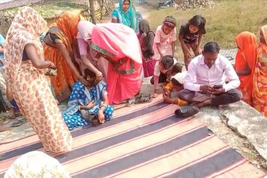 Crime video viral: भरी पंचायत में महिला और युवक का मुंह किया काला, फिर पहनाई जूतों की माला, 3 बच्चों की मां का अफेयर