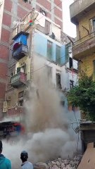 لحظة انهيار عقار "السعادة" في كرموز بالإسكندرية
