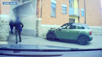 Torino, due finti tecnici derubavano gli anziani: 8 colpi in un anno. I video dei colpi