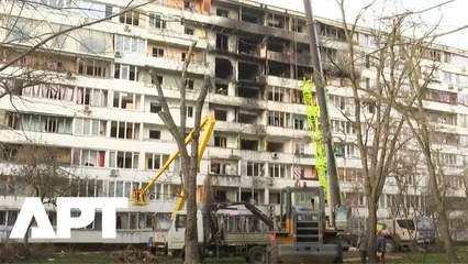 WATCH: Machines & Workers Clear Debris at Kyiv Site After Deadly Russian Strike | APT