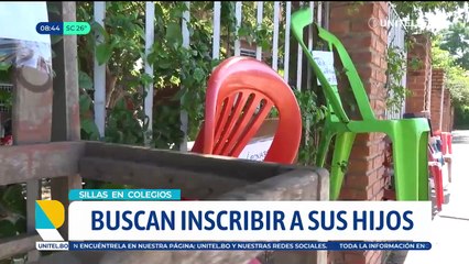 Padres colocan sillas amarradas a la padres de un colegio en busca de conseguir un espacio en la inscripción