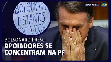 Apoiadores se concentram na PF : “Bolsonaro, estamos com você”