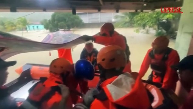 Indonesia, frane e inondazioni sull'isola di Sumatra: morti e dispersi