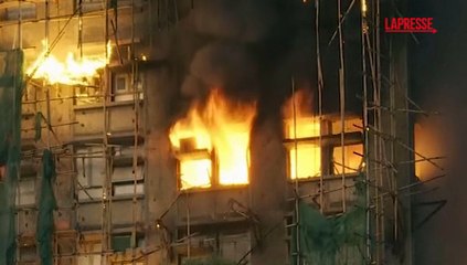 Hong Kong, incendio in un complesso residenziale: le fiamme avvolgono i grattacieli