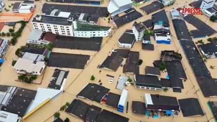 Inondazioni Thailandia, salvata famiglia bloccata su un tetto: le immagini dal drone