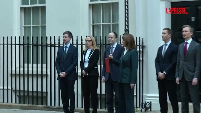 Regno Unito: ministro del Tesoro con la valigetta rossa fuori da Downing Street 11
