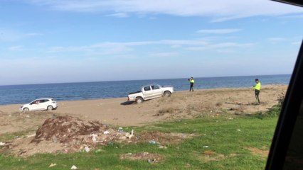 Polis destek oldu, otomobil kumu yendi! O anlar kamerada