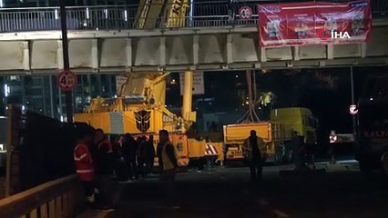 Avcılar’da tırın çarptığı üst geçit kapatıldı, geçit kaldırma çalışmaları çileye dönüştü