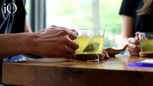 Bere tè verde ogni giorno? Quali sono i benefici e quando è meglio non esagerare