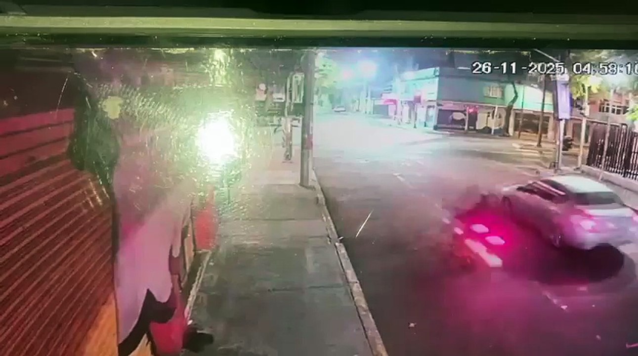 VIDEO Metrobús arrolla a motociclista en Iztacalco; ambulancias tardan más de 40 minutos en llegar