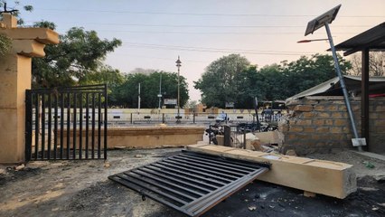 Video: अस्पताल का मुख्य द्वार क्षतिग्रस्त, सुरक्षित उतरवाया