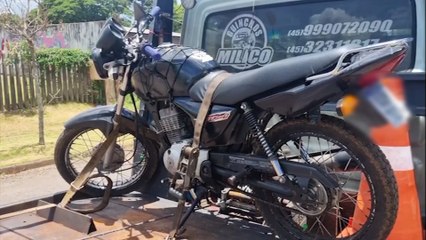 Casal é flagrado na BR-277 com moto de placa de plástico e vai parar na delegacia