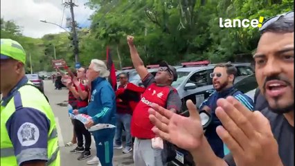 Primeiros torcedores do Flamengo chegam ao Ninho do Urubu para apoiar time antes da final