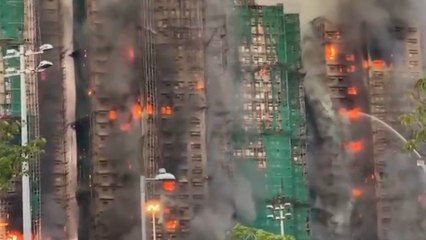 Al menos 13 fallecidos a causa de un incendio que afecta a varios rascacielos en Hong Kong