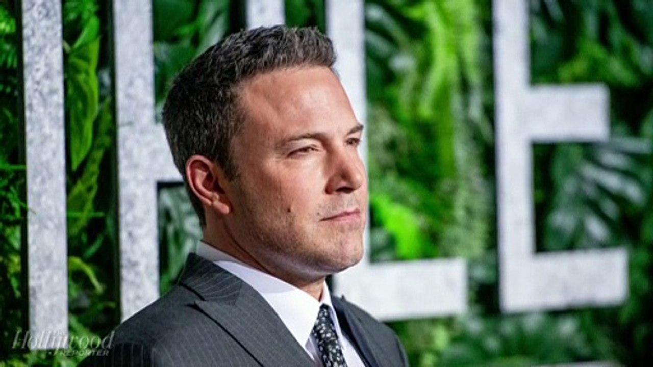 Robert Pattinson Is the Top Contender to Play Batman in Upcoming DC Movie | THR News