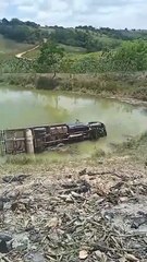 Pai de secretária municipal morre em acidente ao cair com carreta em açude