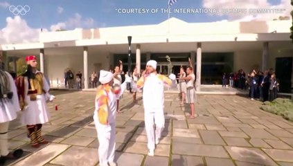 Milano-Cortina 2026: la fiamma olimpica inizia il suo viaggio con il primo tedoforo