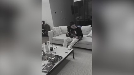 El emocionante homenaje de Mastantuono a Maradona a ritmo de guitarra