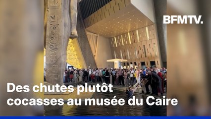 Au musée du Caire, des visiteurs tombent dans le bassin entourant la statue de Ramsès II