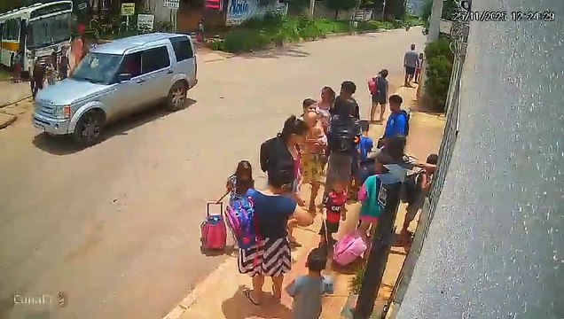 Criança é atropelada por moto e motorista foge sem prestar socorro