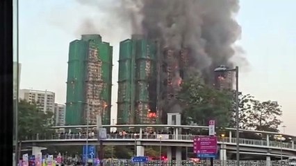 Incendio en una urbanización del distrito Tai Po en Hong Kong