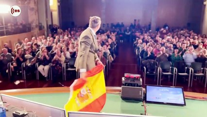 Apoteósica entrada de Carlos Cuesta en el escenario para empezar su programa en Zaragoza