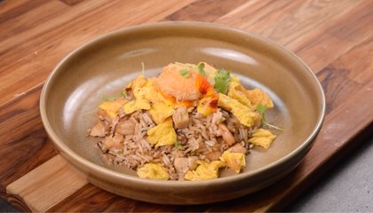 Arroz chaufa con camarones, pollo y tortilla apanada