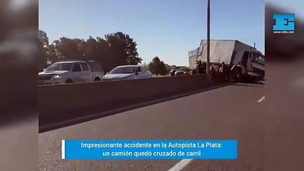 Impactante accidente en la Autopista La Plata: camión quedó cruzado de carril