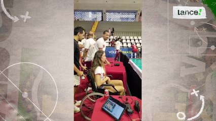 Julia Azevedo, em cadeira de rodas, assiste ao aquecimento das companheiras do vôlei do Tijuca