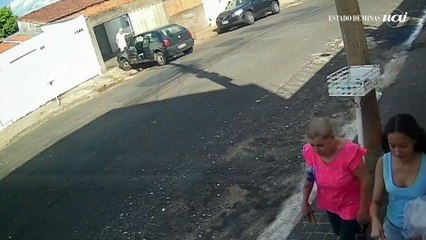 Homem pede água a idoso de 88 anos e aproveita a situação para furtar carro