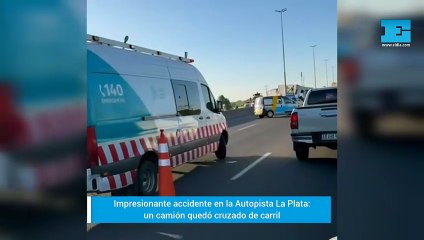 Un camión quedó cruzado de carril en la Autopista La Plata