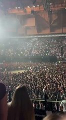 Spray al peperoncino al concerto di Anna Pepe a Bologna: il video del fuggi fuggi