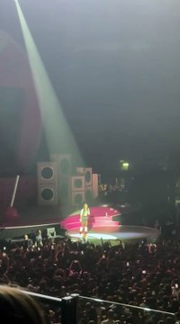 Anna Pepe ferma il concerto dopo lo spray al peperoncino: Tutto a posto raga?