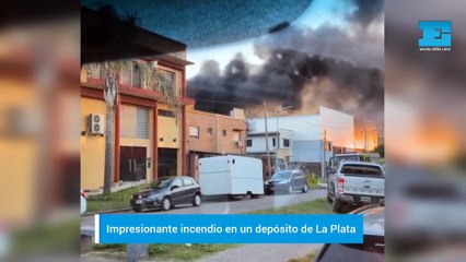 Impresionante incendio en un depósito en La Plata