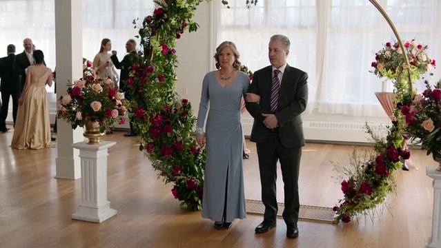 A woman is at a wedding as photographer when the groom is killed. Nobody sees the shooter HD