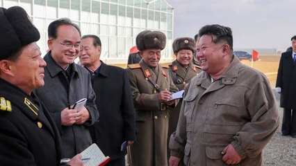 김정은, 완공 앞둔 신의주 온실농장 또 방문 / YTN